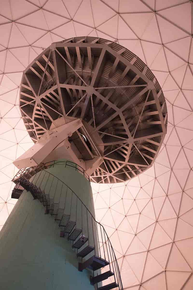 Observatoriets 20 meter antenne som er beskyttet av radomen som ses på det første bildet. 