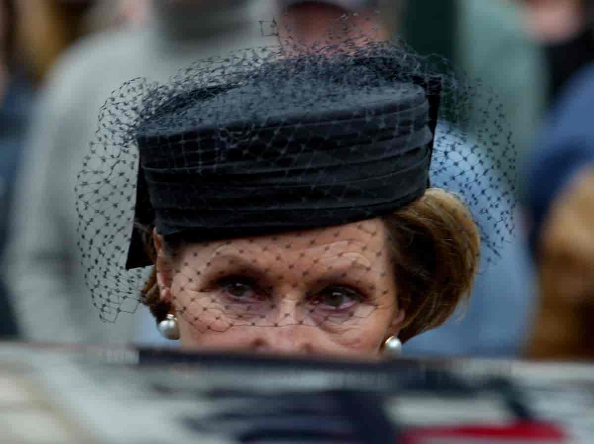 Dronning Sonja i svart hatt med slør.