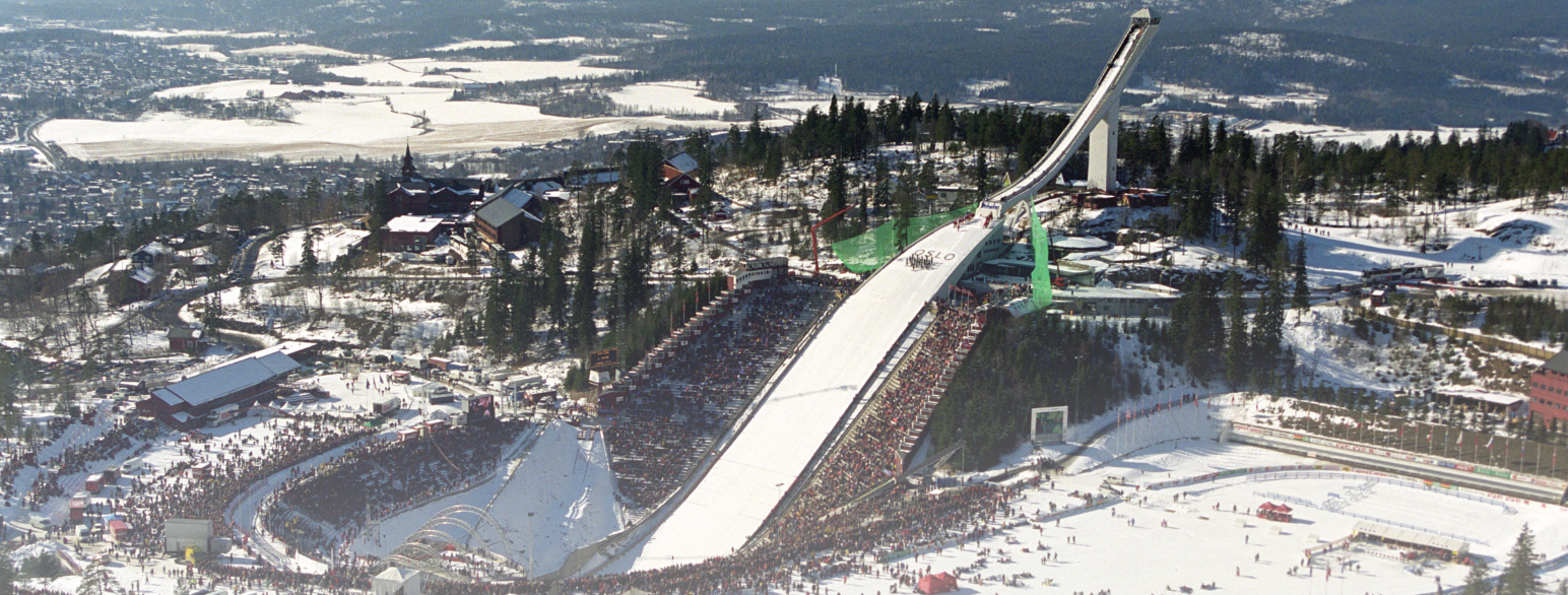 Hopprennet i Holmenkollen i 2000. Om lag 70 000 tilskuere var til stede. 
