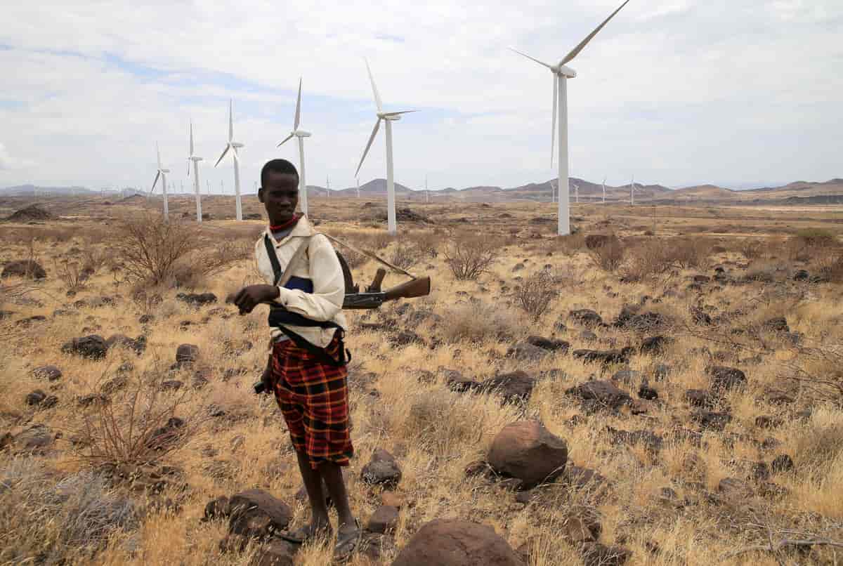 Gjeter ved vindmøllepark ved Turkanasjøen