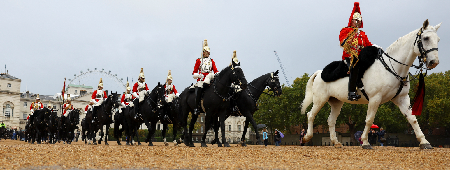 Slottets kavaleriregiment har en seremoniell rolle i Storbritannia. 