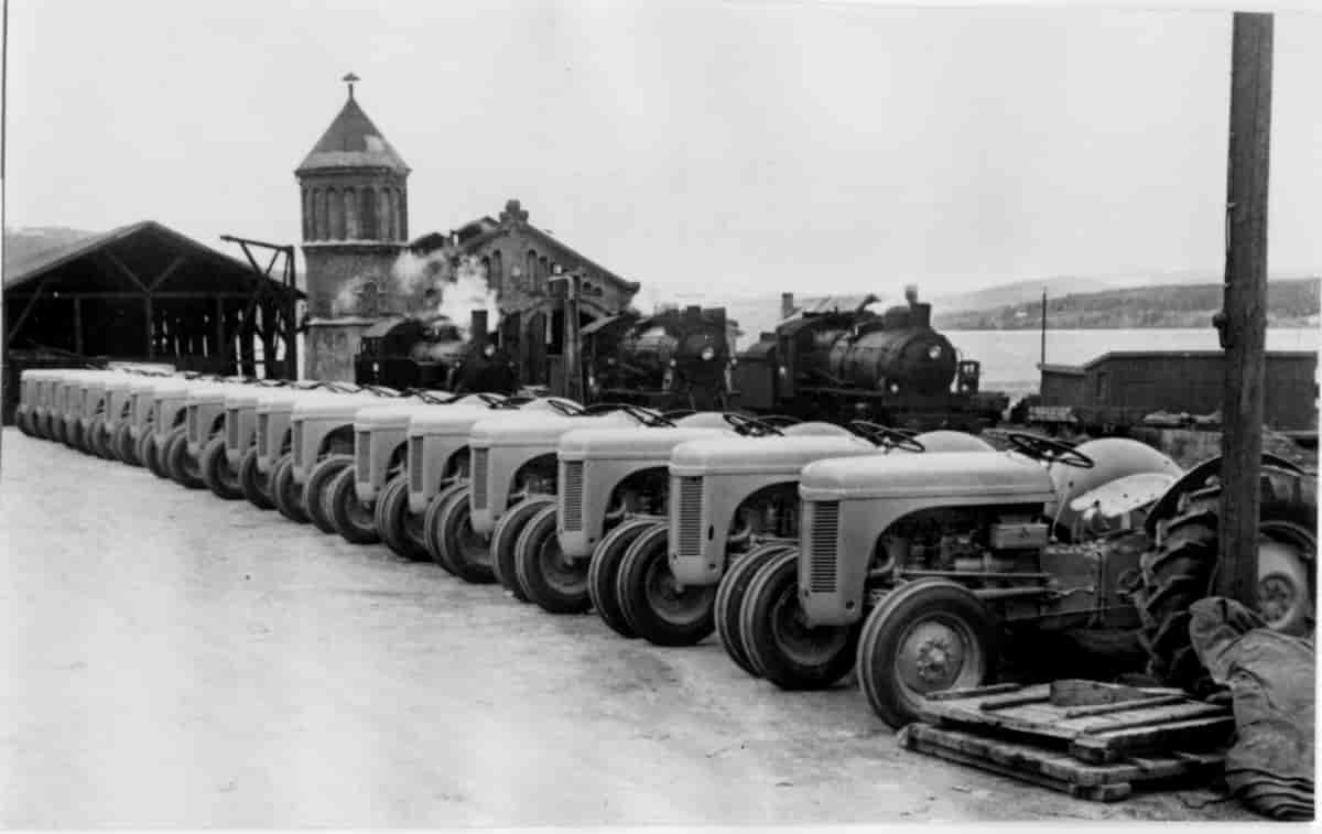 Nye traktorer på Gjøvik togstasjon i 1955