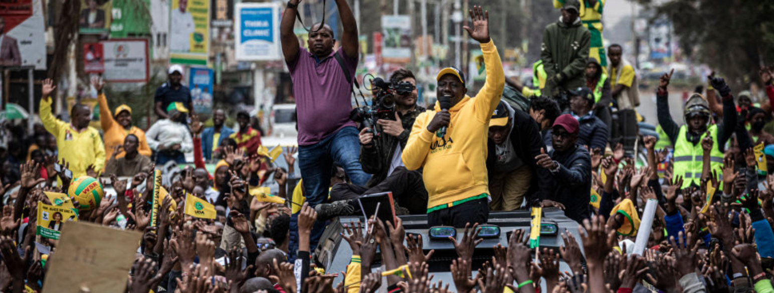 Ruto i folkemengden i Thika, Kenya under presidentvalgkampen i 2022