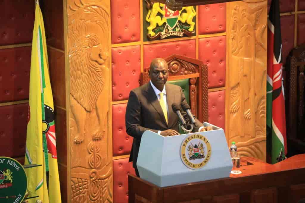 Kenyas president William Ruto snakker til det kenyanske parlamentet