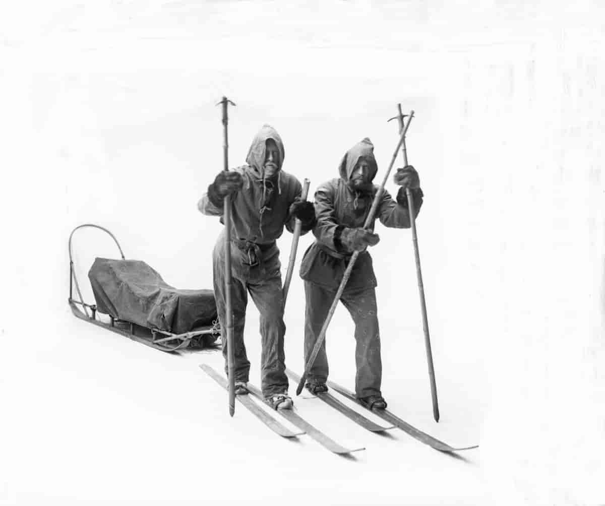 Fridtjof Nansen og Otto Sverdrup på ski i Szacinskis atelier. 1889.