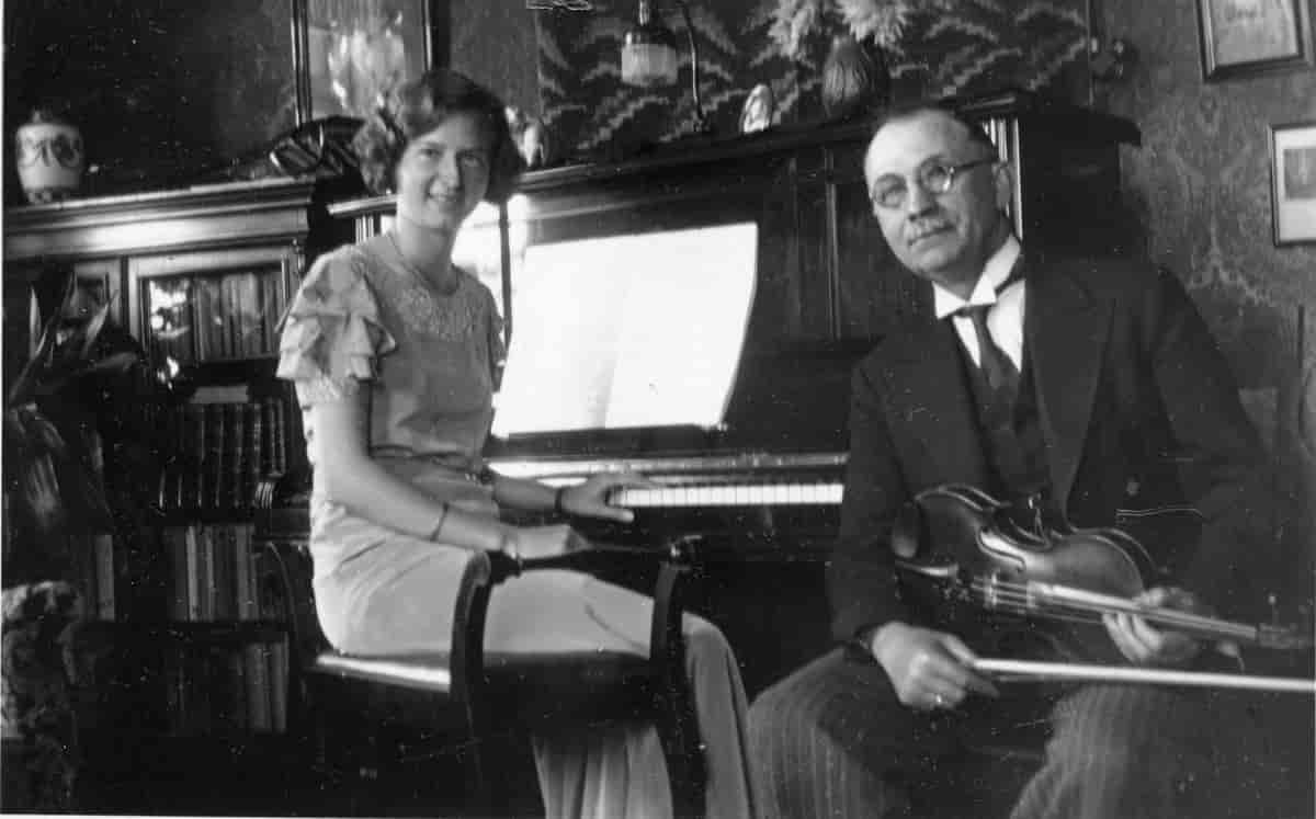 Reidun Røssaak og  Per Bolstad fotografert i 1928.
