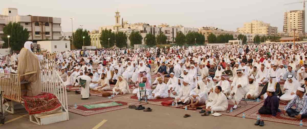Iman som taler utendørs i Jeddah i Saudi-Arabia