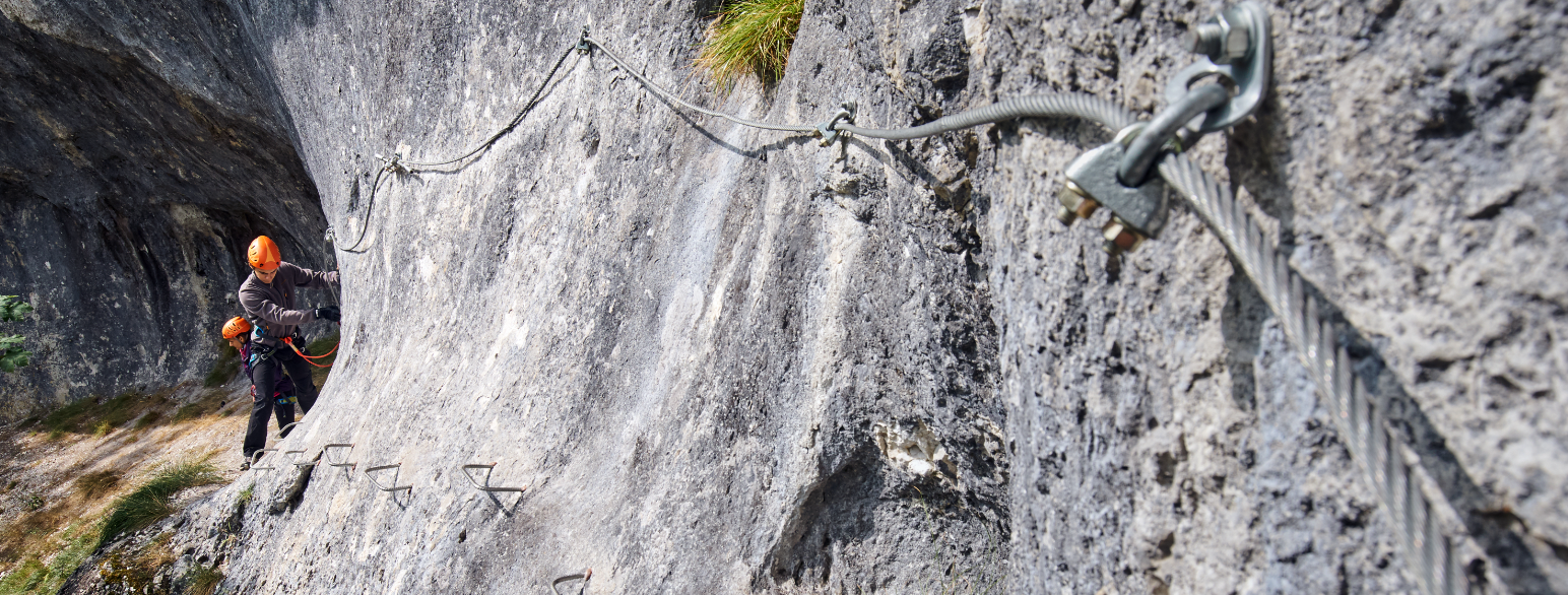 En via ferrata er en klatrepassasje som er sikret med bolter og wire. 