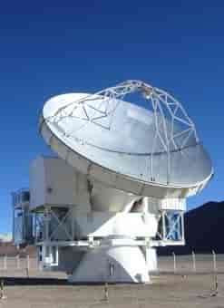 Radioteleskopet Atacama Pathfinder Experiment (APEX) i Chiles Atacama-ørken.