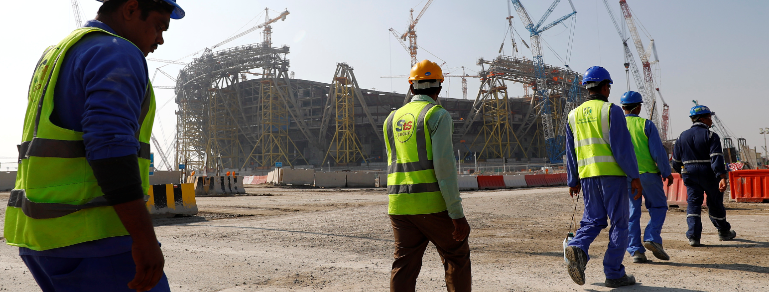 Bygningsarbeidere på vei for å bygge Lusail stadion i Qatar, en av arenaene i fotball-VM 2022