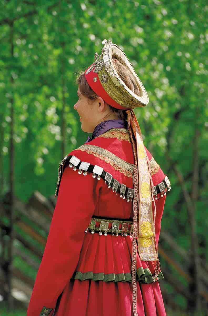 Brud fra Valdres, med hodeplagget «brurrull» og «herdasylv», rød trøye og rød stakk