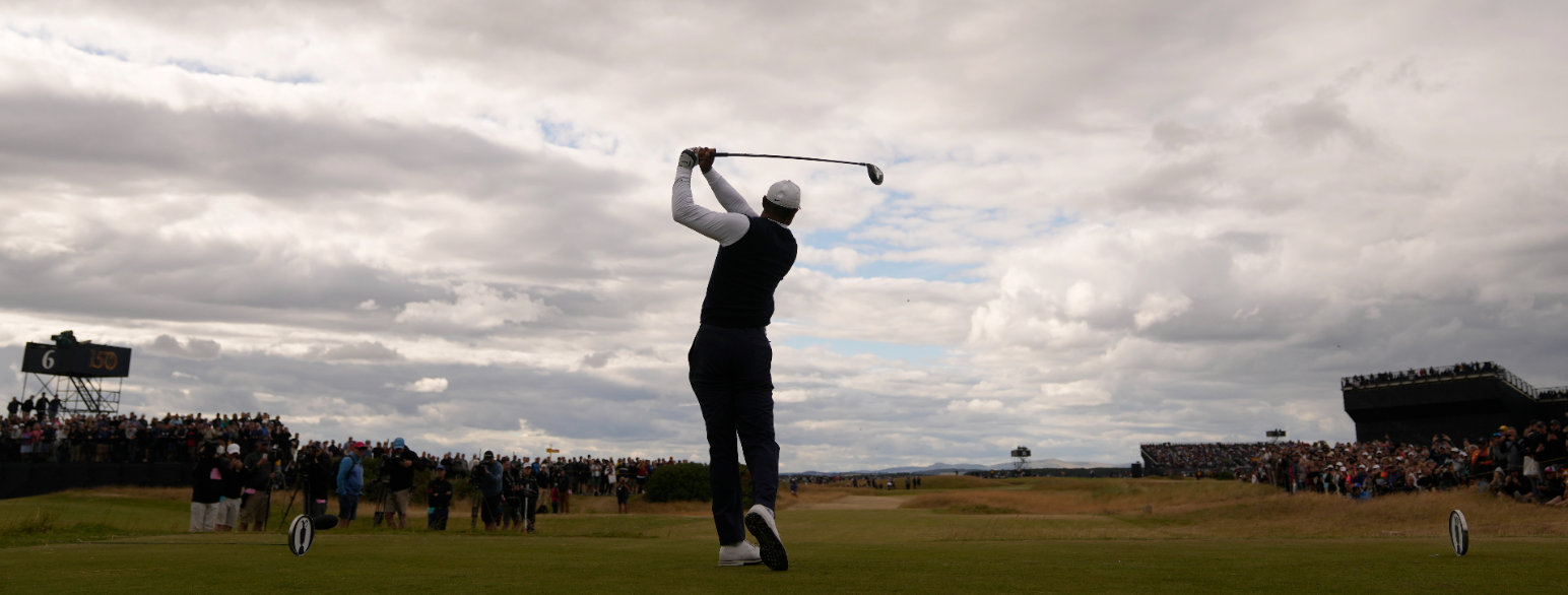Stjernegolferen Tiger Woods slår ut på hull sju under The Open på golfbanen i St. Andrews i Skottland i 2022. Skottland regnes som golfens hjemland