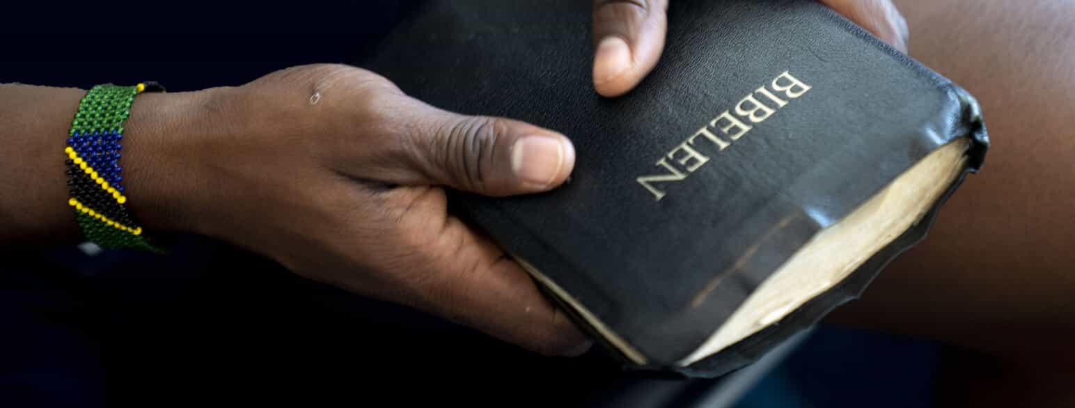 Friidrettsutøver Salum Kashafali med en bibel 