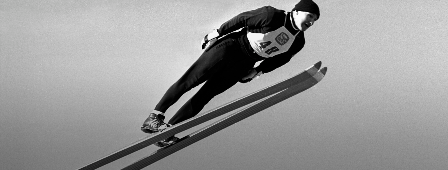 Bjørn Wirkola hopper til gull i normalbakke under VM i Oslo i 1966.