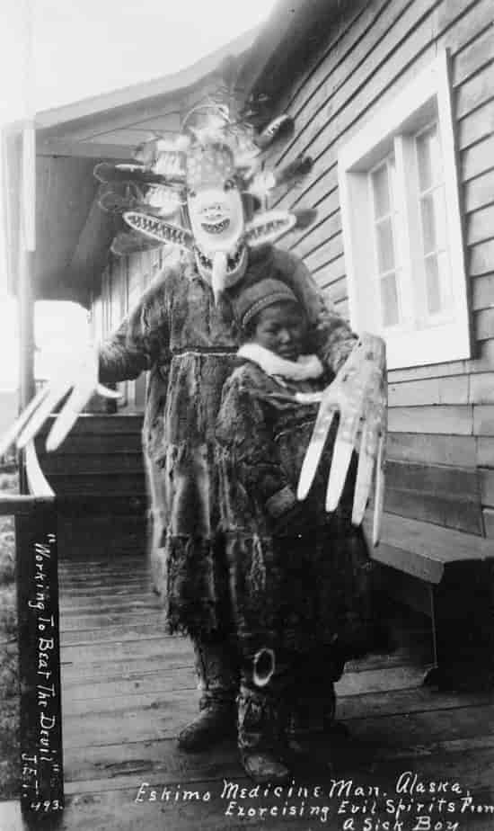 Yupiksjaman som driver onde ånder ut av et sykt barn (cirka 1890).