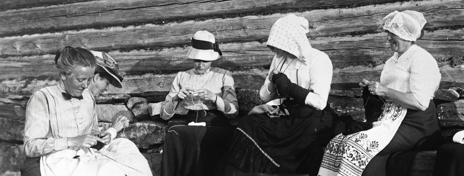 Strikkende kvinner ved Auenvangen, Gol, 1914.