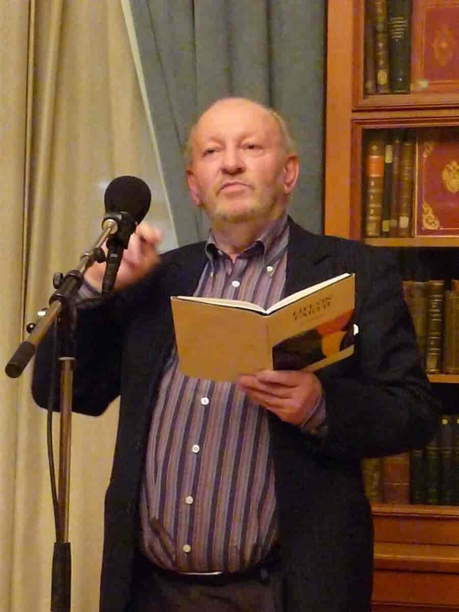 Derek Mahon leser i den irske ambassaden i Moskva, 2010