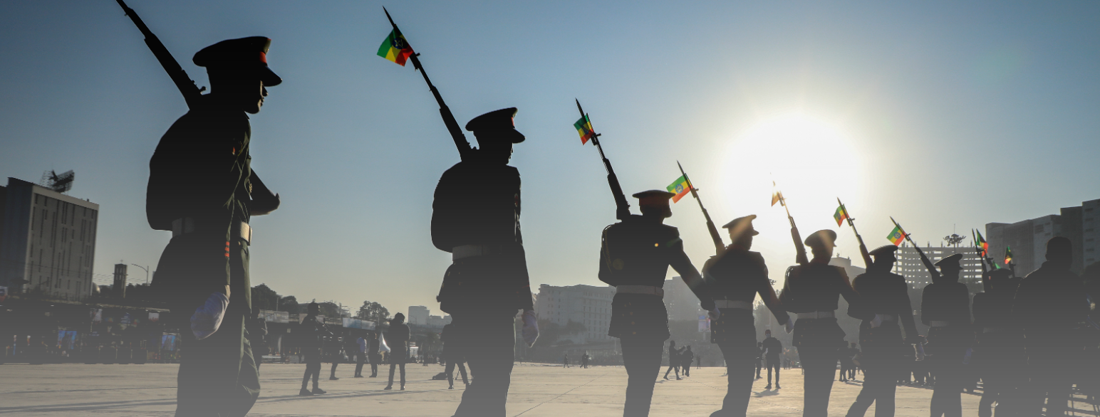 Militærparade med etiopiske nasjonalflagg i Addis Abeba i november 2021. 