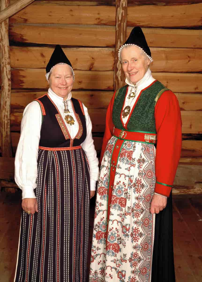 Ann Lundekvam og Aud Sunde har vært svært aktive i rekonstruksjonen av sine kvinnebunader fra Jølster i Sunnfjord