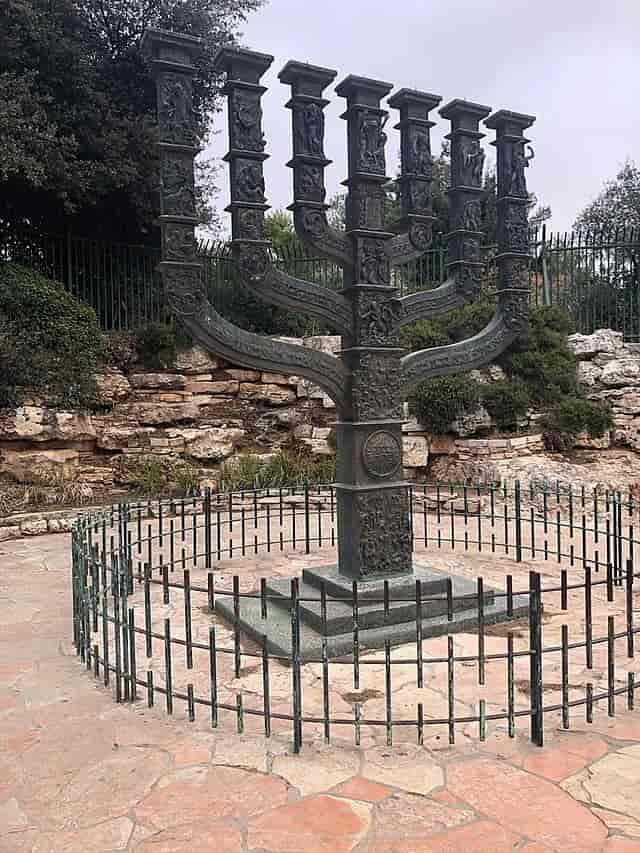 Menoraen foran Knesset