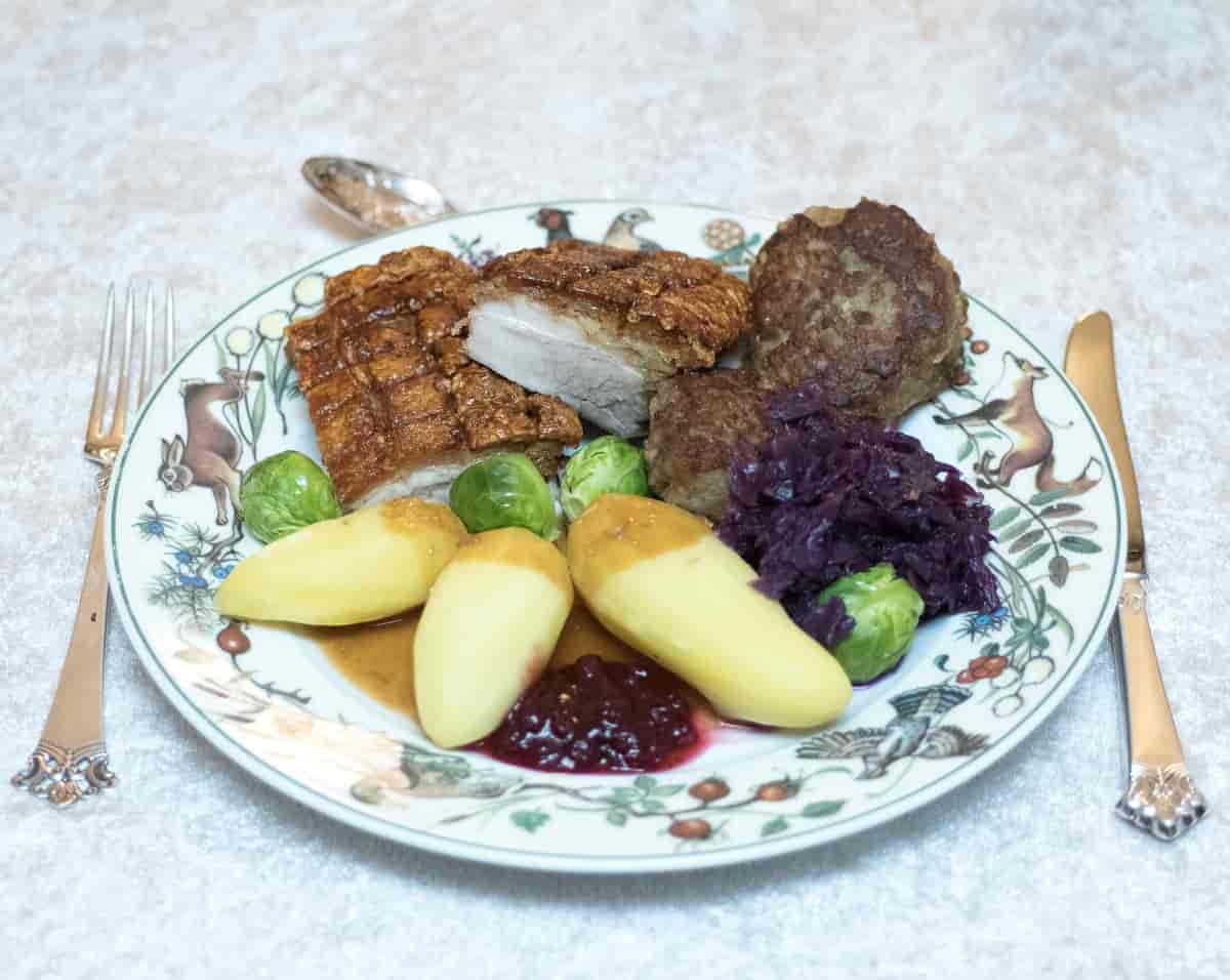 Julemat: Ribbe med rosenkål, mandelpotet, rødkål og tyttebærsyltetøy