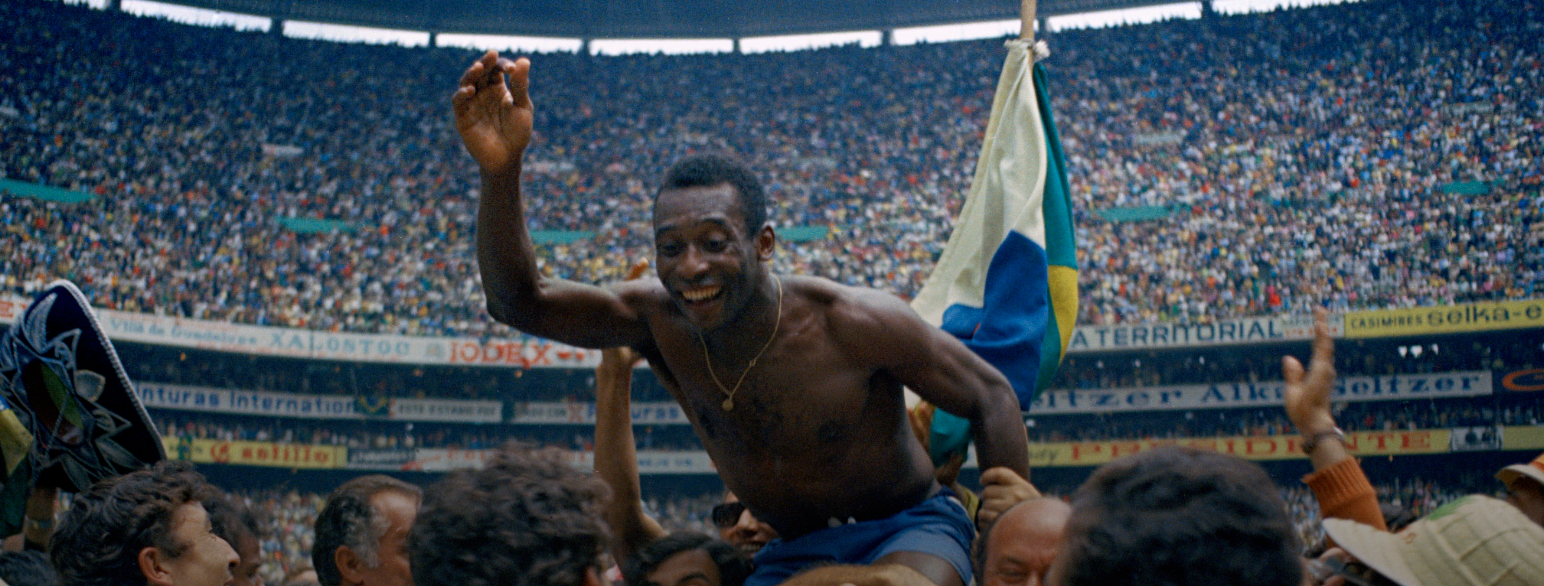 Pelé bæres på gullstol etter finaleseieren over Italia i VM i 1970. Dette var Pelés tredje VM-triumf.