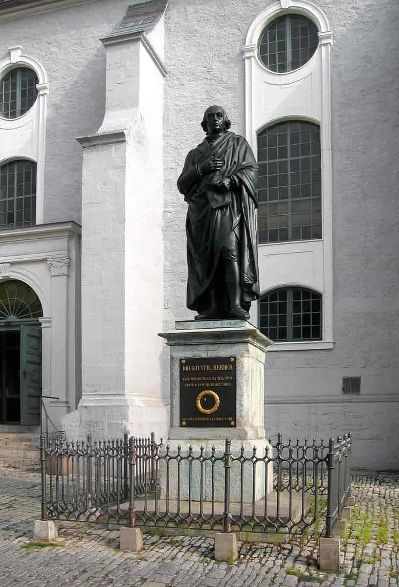 Statue av Herder i Weimar. Statuen er lagd av Ludwig Schaller (1848) og står foran St. Peter og Paulskirken (også kalt Herderkirken) i Weimar.