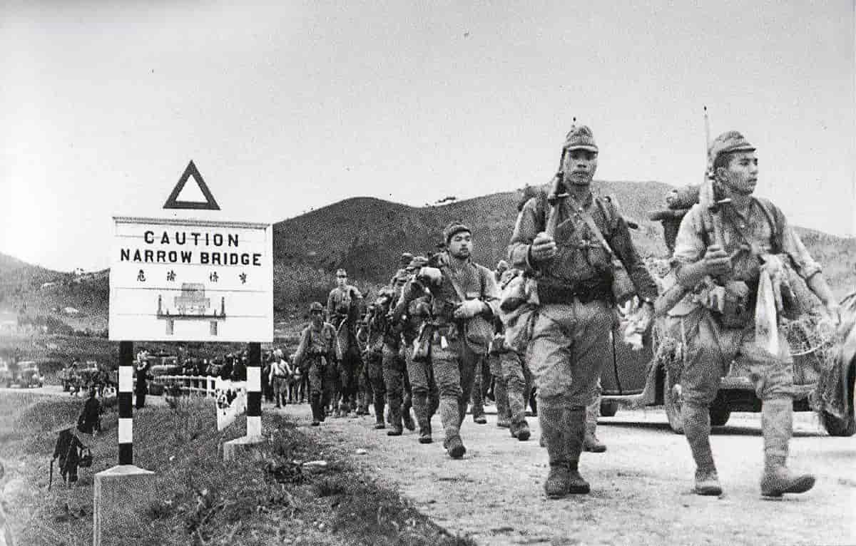 Japanske soldater marsjerer inn i Hongkong