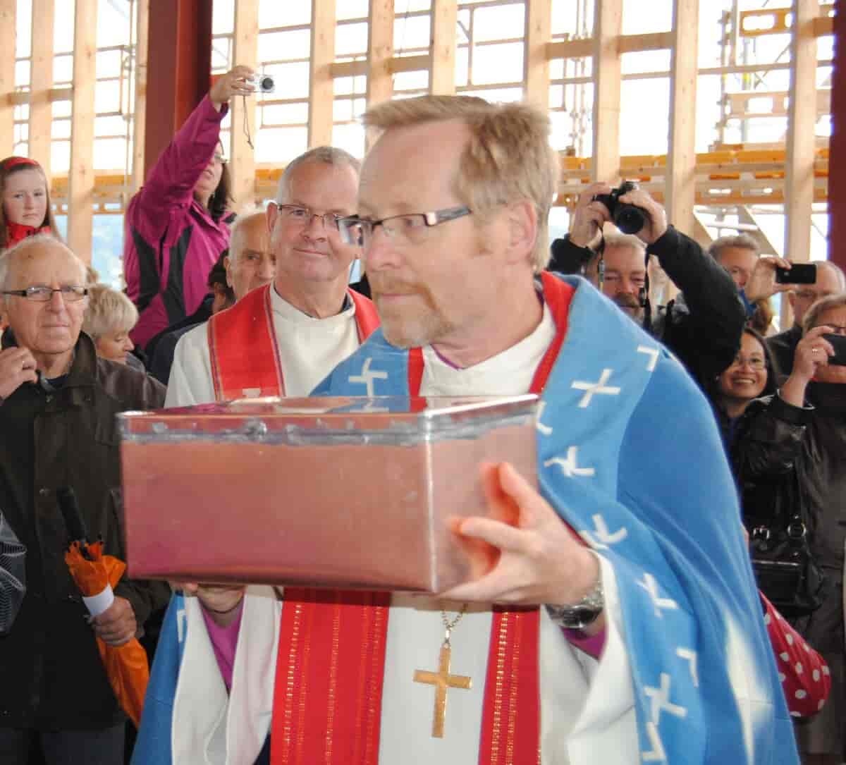 Biskop Halvor Nordhaug legger ned grunnsteinen i Knarvik kirke