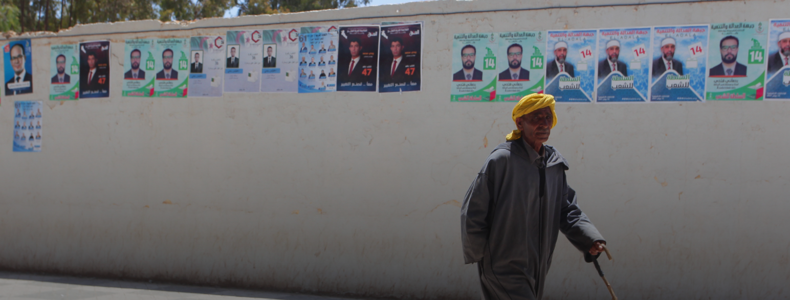 Valgplakater pryder en vegg i Ain Ouessara før parlamentsvalget i 2021. 