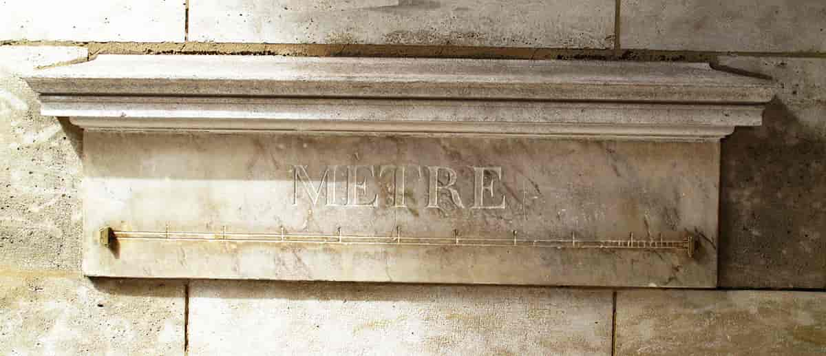 En marmorvegg med ordet metre hugget inn.