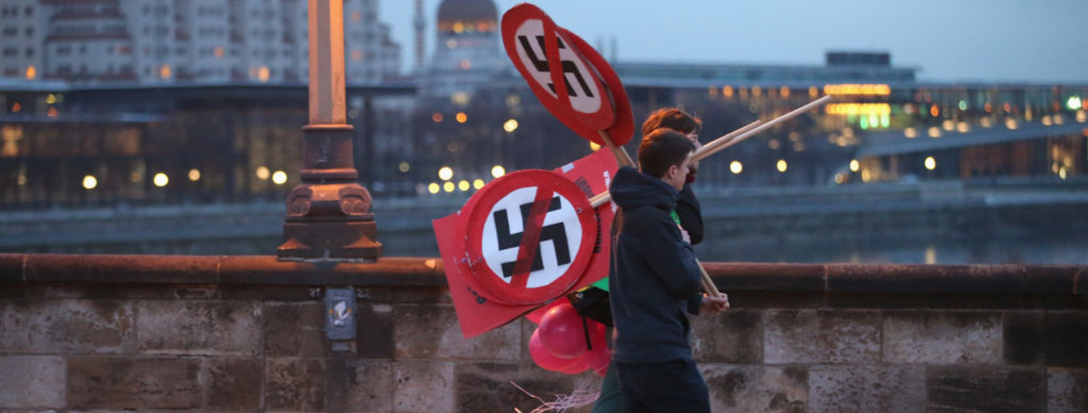 Aktivister mot nynazisme på 69-årsdagen for bombingen av Dresden under andre verdenskrig.