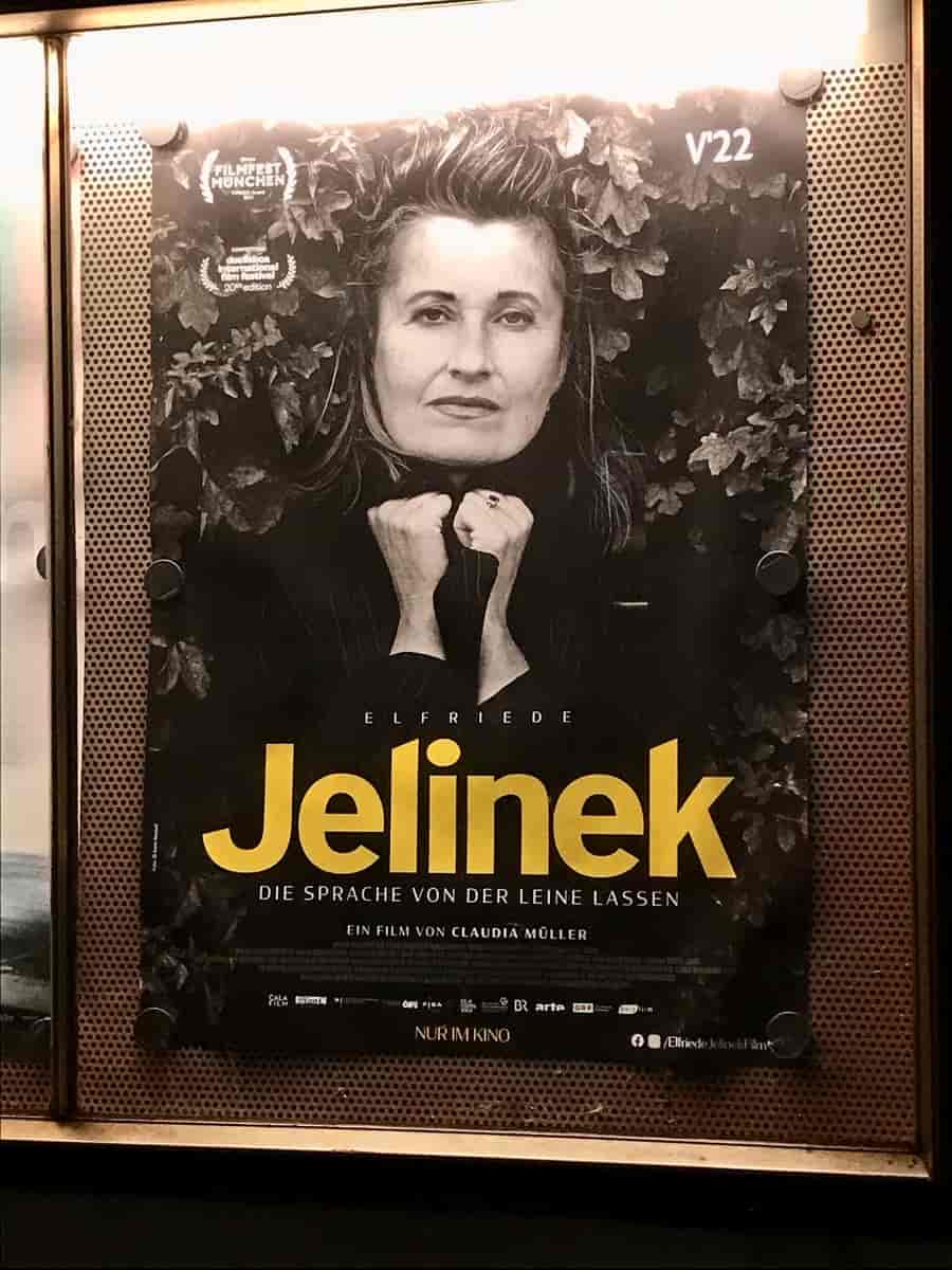Dokumentarfilm om Elfriede Jelinek: "Die Sprache von der Leine lassen" (2022, regi: Claudia Müller).
