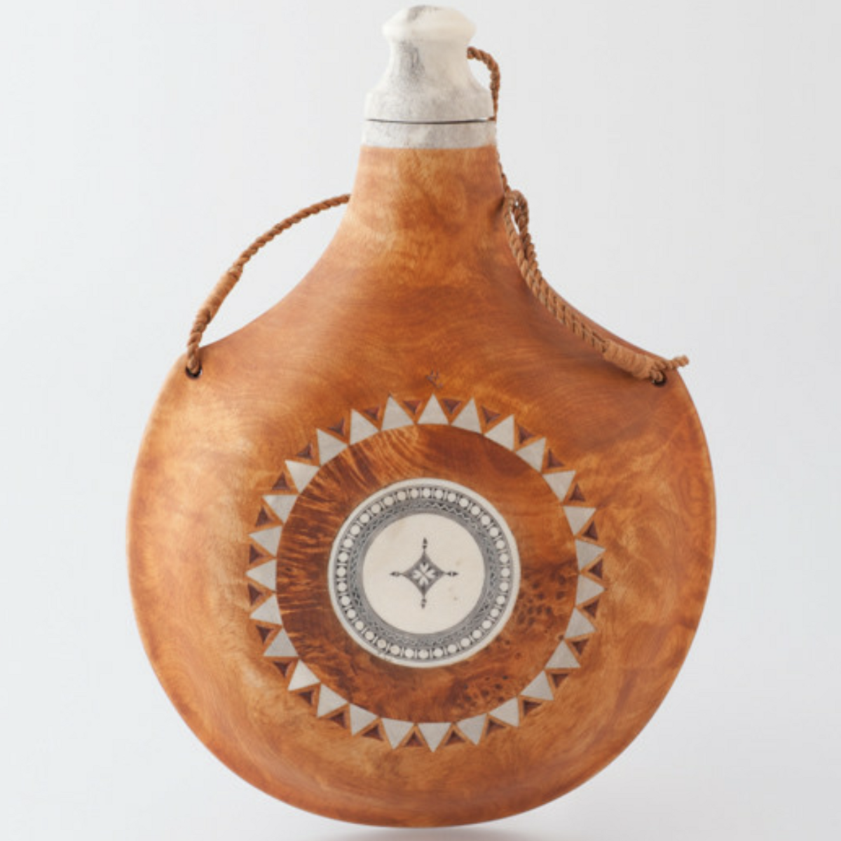 Bilde som viser en saltflaske i bjørketre som er dekorert med innlagte biter av reinhorn. Foto