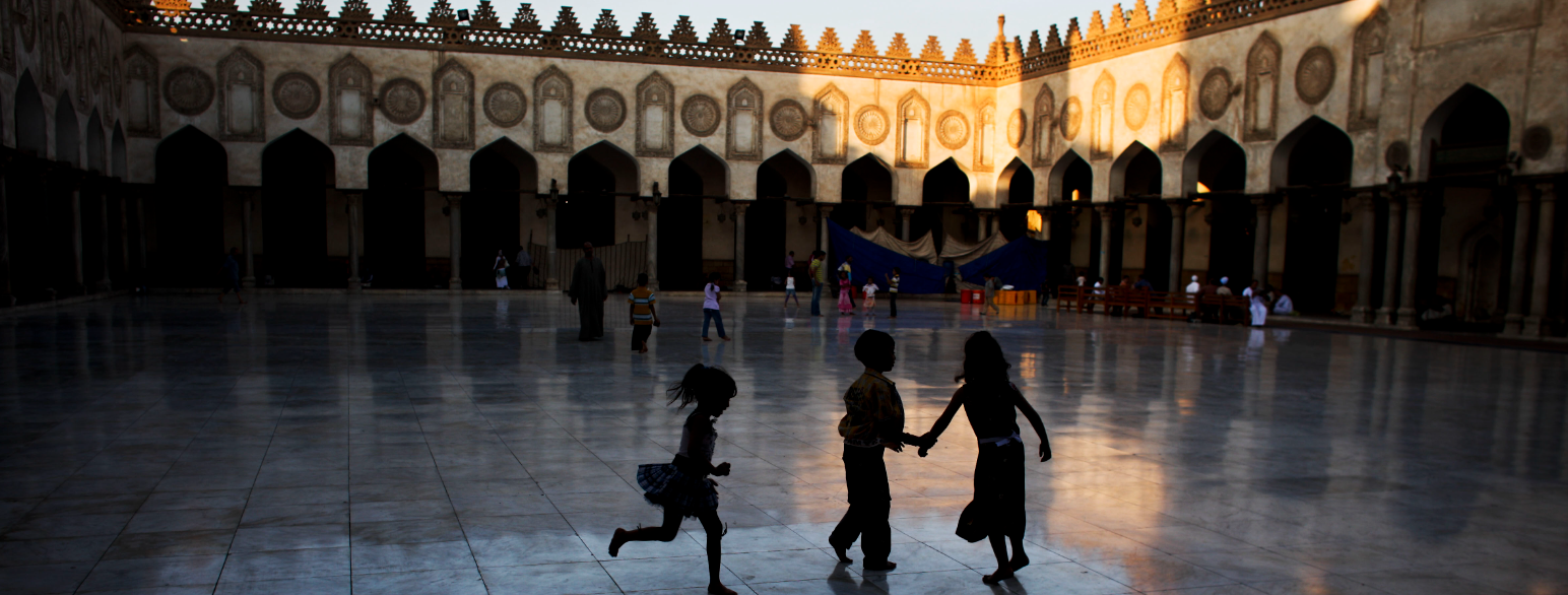 Barn leker i Al-Azhar-moskeen i Kairo under fastemåneden ramadan i 2011