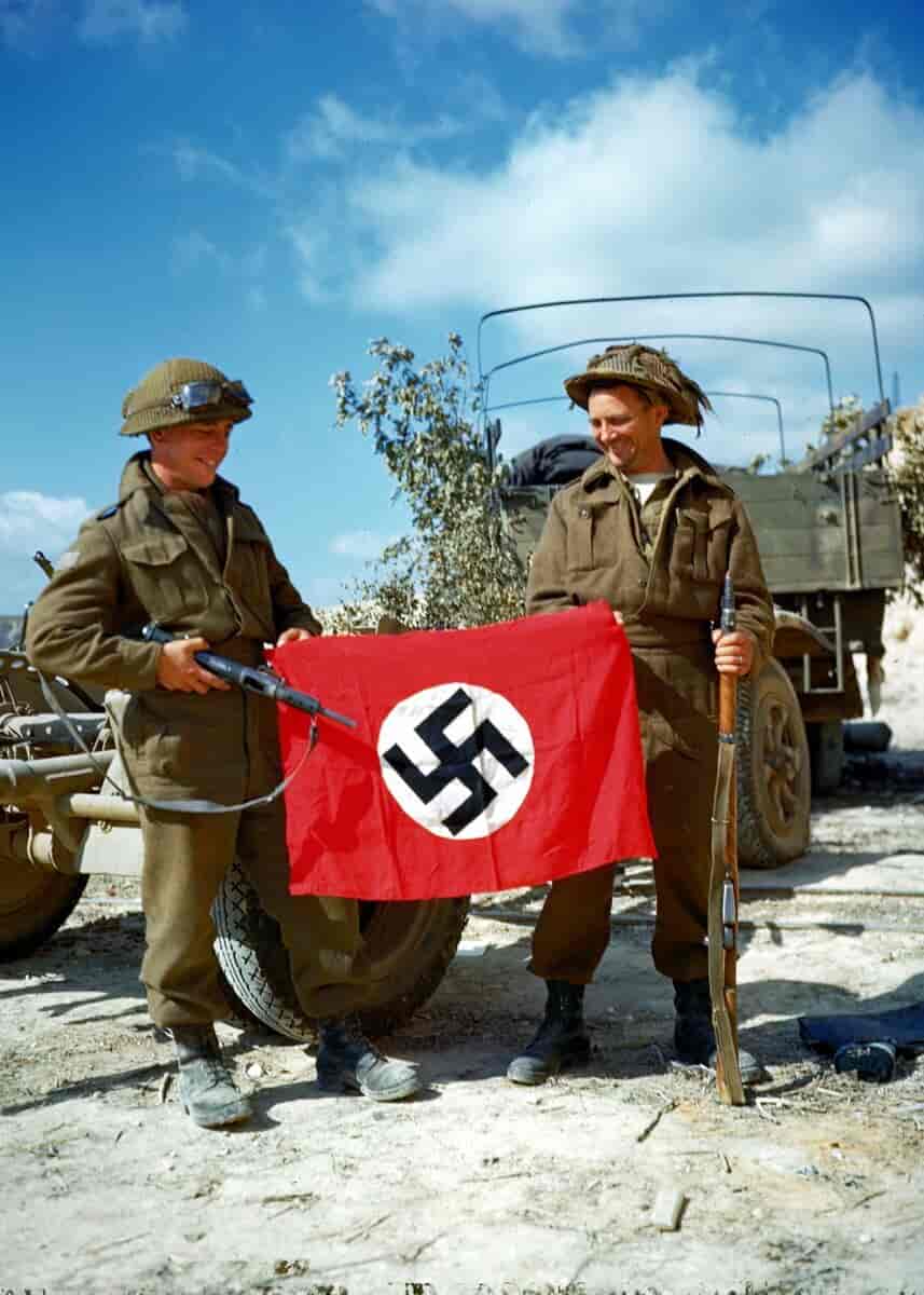 Canadiske soldater med et erobret tysk flagg, august 1944.