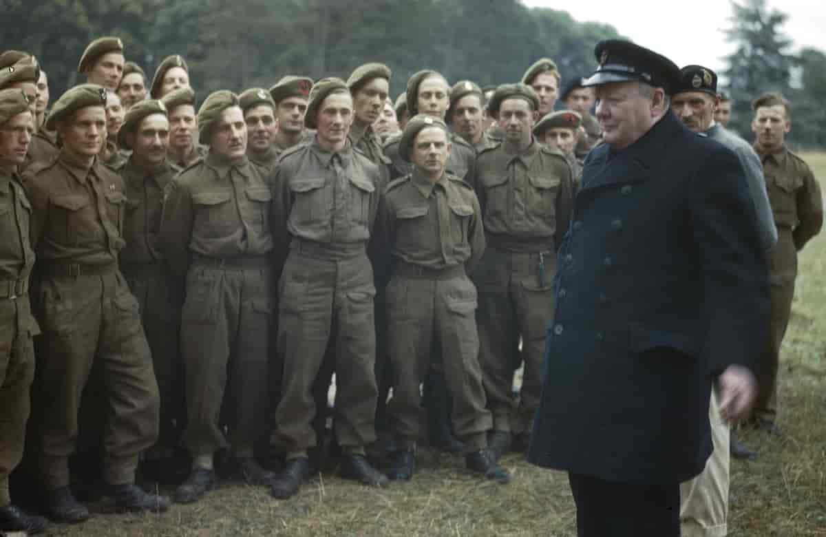 Churchill besøker Caen, Normandie