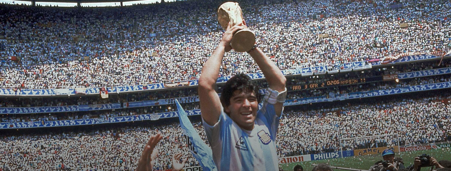 Diego Maradona med pokalen etter at Argentina vant fotball-VM i Mexico 29. juni 1986.
