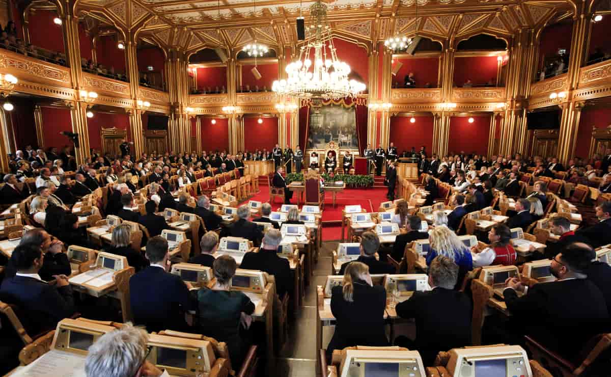 Fotografi av representanter som sitter på Stortinget