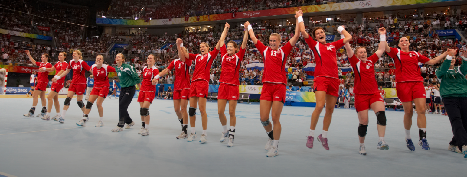 Det norske laget jubler for OL-gull etter seieren over Russland i Beijing i 2008