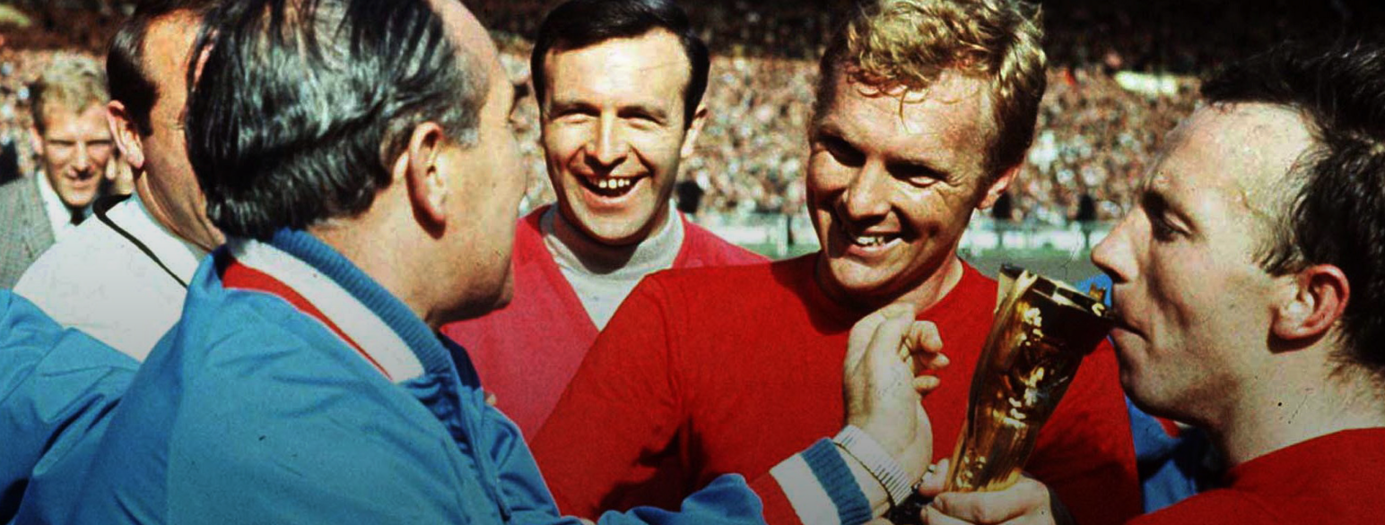 Alf Ramsey (med ryggen til) feirer VM-gullet i 1966 sammen med spillerne Bobby Moore og Nobby Stiles
