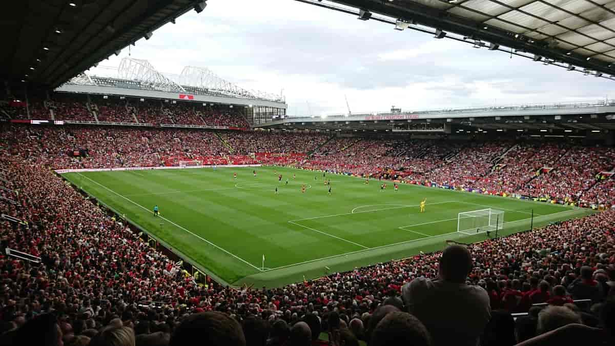 Fullsatt stadion i en kamp 4. september 2022, der Manchester United slo Arsenal 3–1. 
