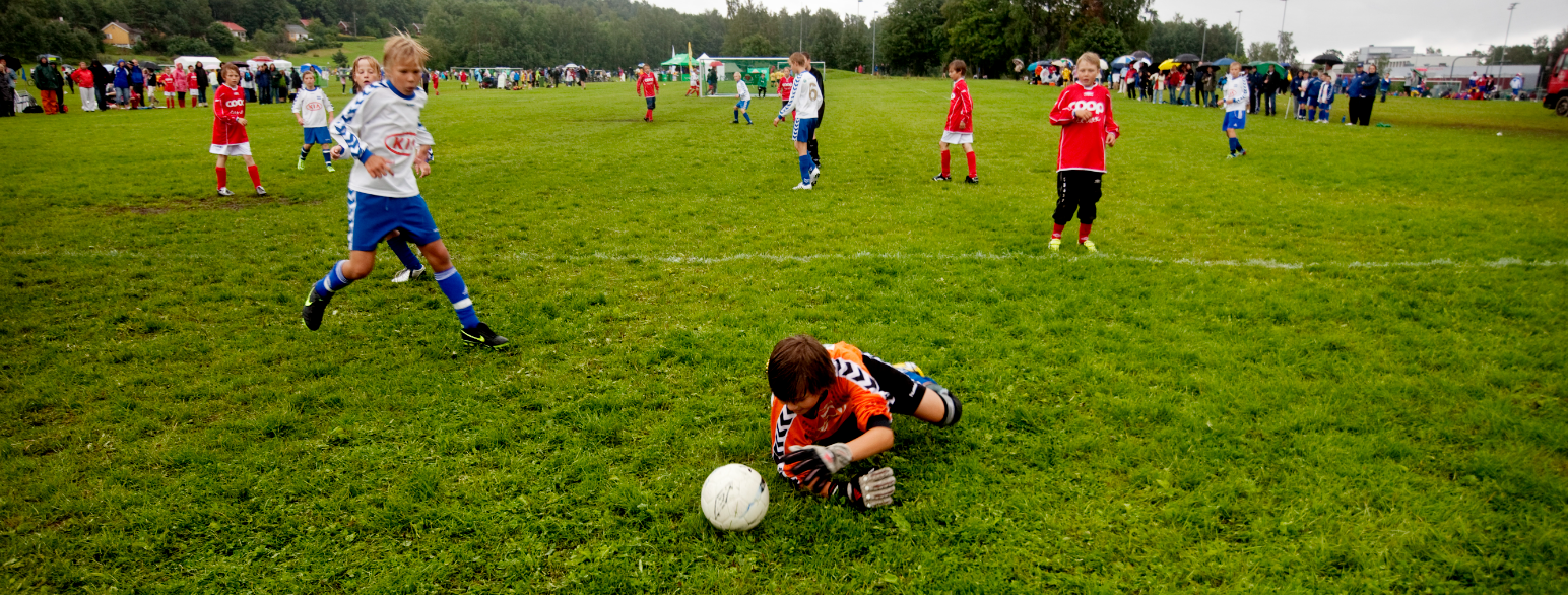 Unge fotballspillere kjemper om ballen under Norway Cup på Ekebergsletta i Oslo. Flertallet av fotballspillerne i Norge er barn
