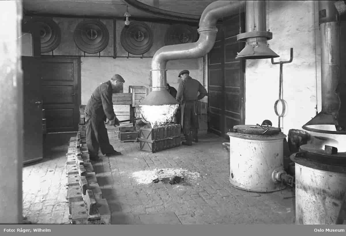 Arbeidere støper glass på Høvik Verk, 1951