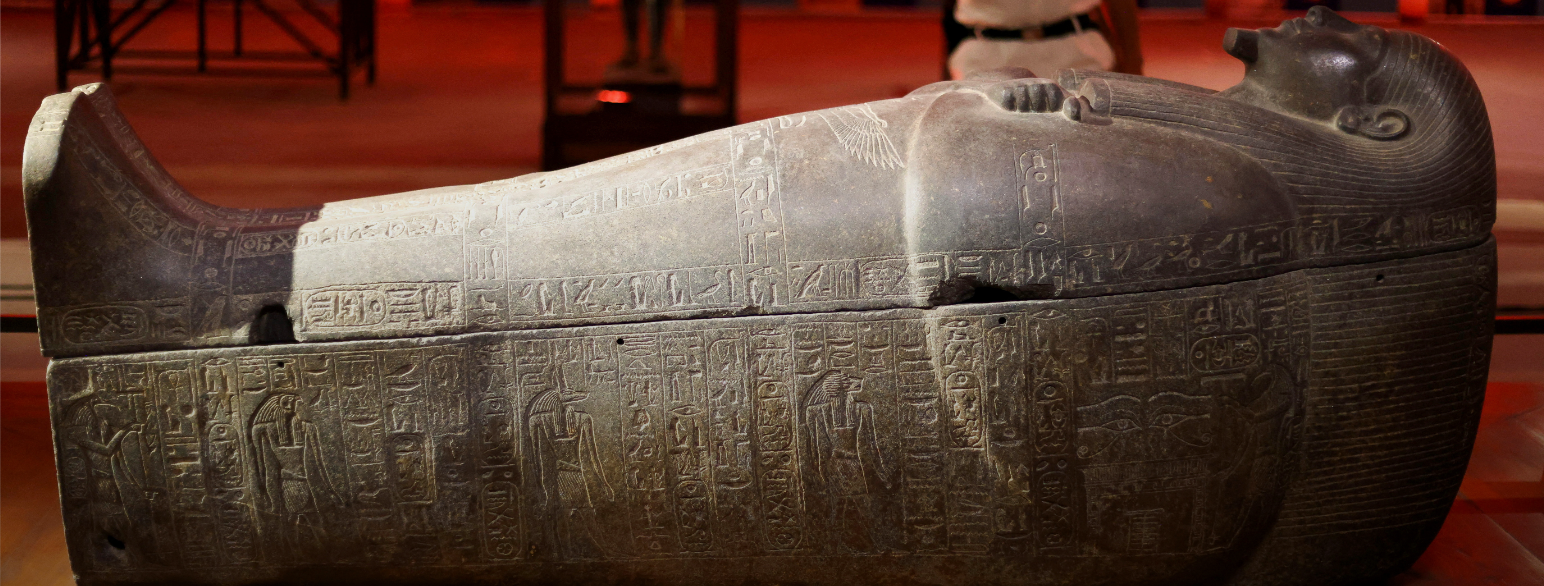 Sarkofagen til faraoen Psusennes 1. laget i svart granitt sto på utstilling i Kairo i september 2022