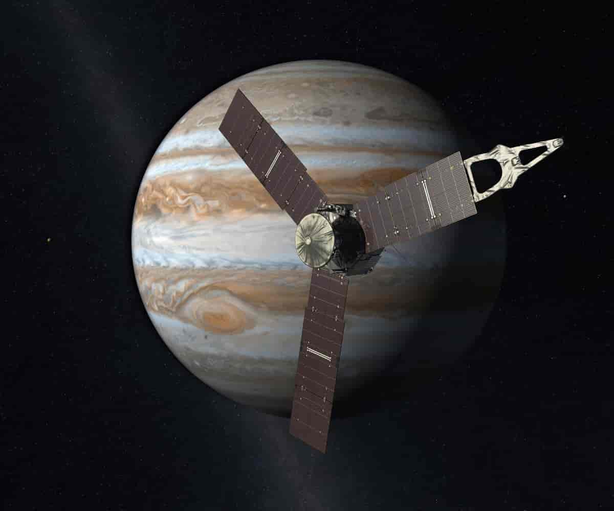Sonden Juno med Jupiter i bakgrunnen