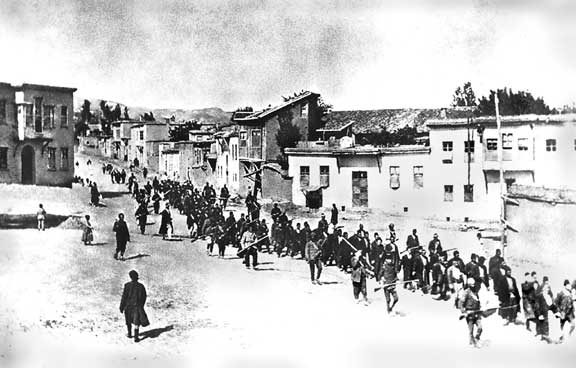 Armenere eskortert av tyrkisk militære til et fengsel i Karpert, 1915