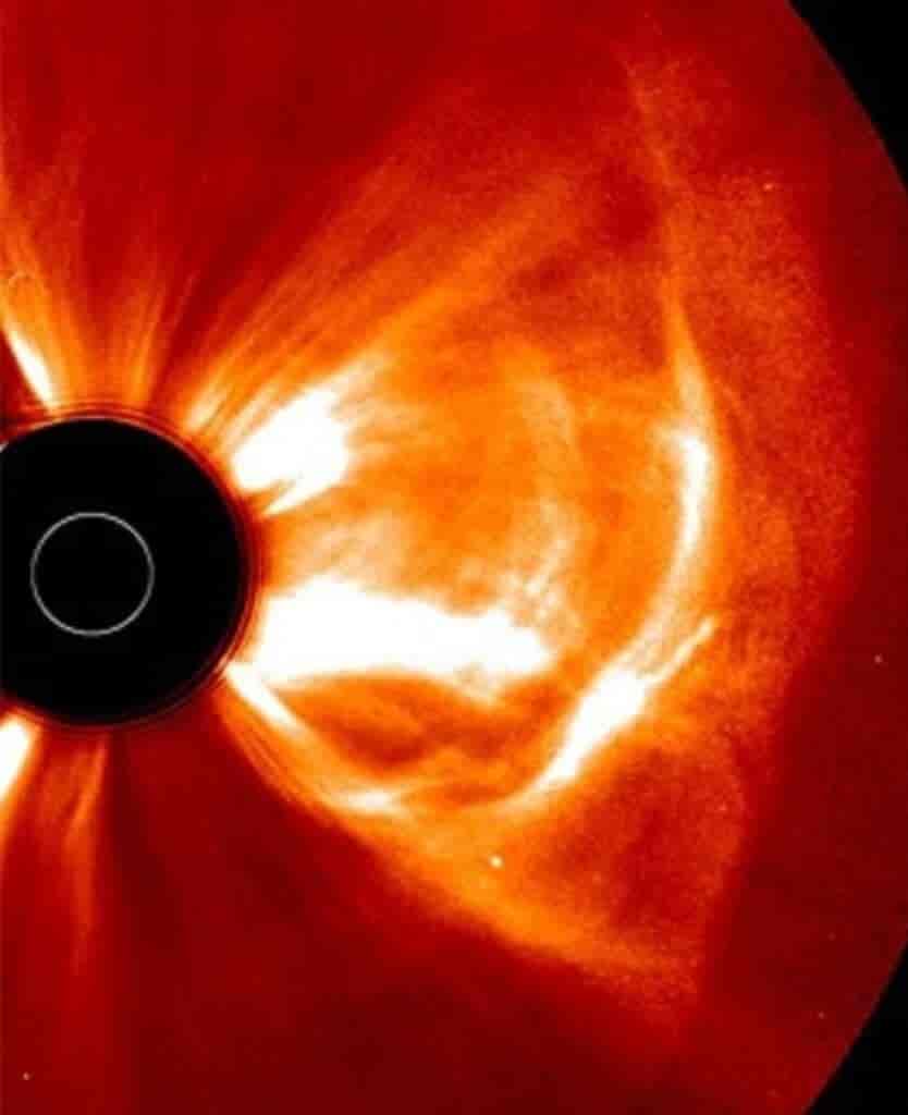 Masseutbrudd på Sola observert med den ene romsonden til STEREO