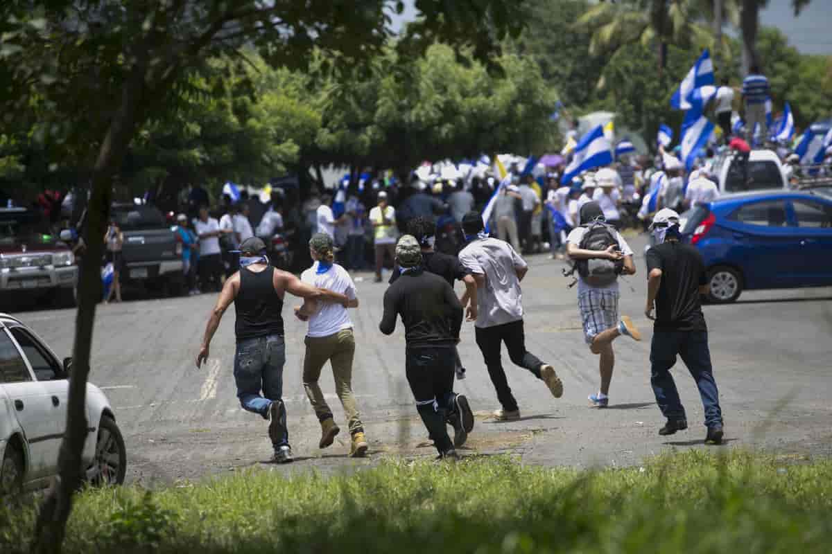 Mange nicaraguanere samlet seg i gatene kledt i blått og hvitt for å protestere mot Ortegas maktmisbruk