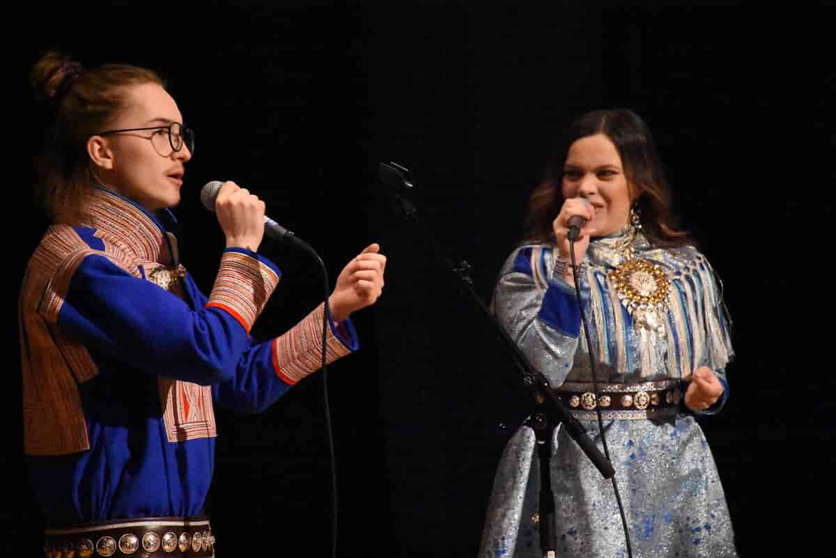 Lávre Johan Eira og Hildá Länsman står begge pyntet i gákti og synger. 